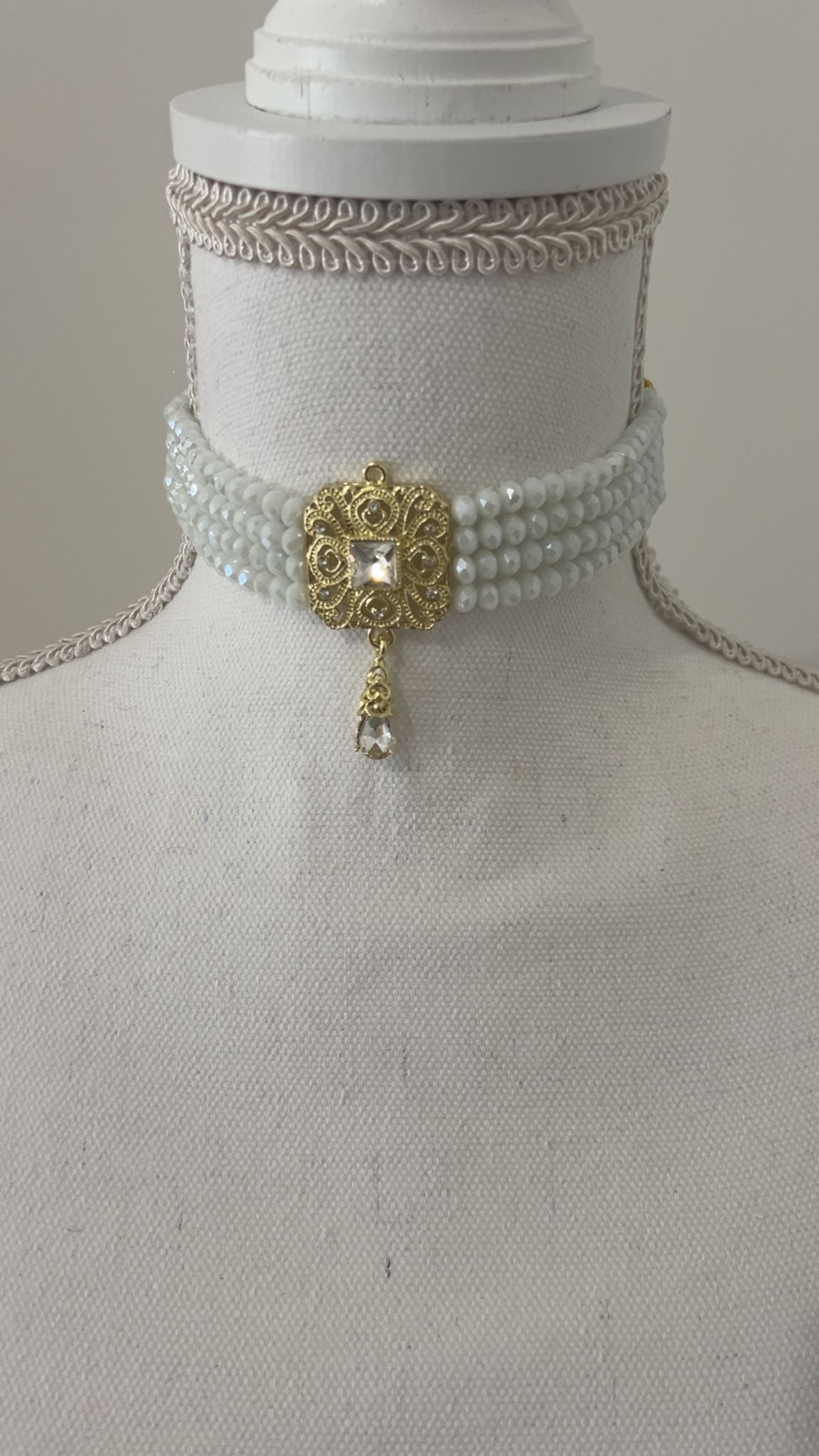 COLLIER (+ Boucles d'oreilles en cadeaux)