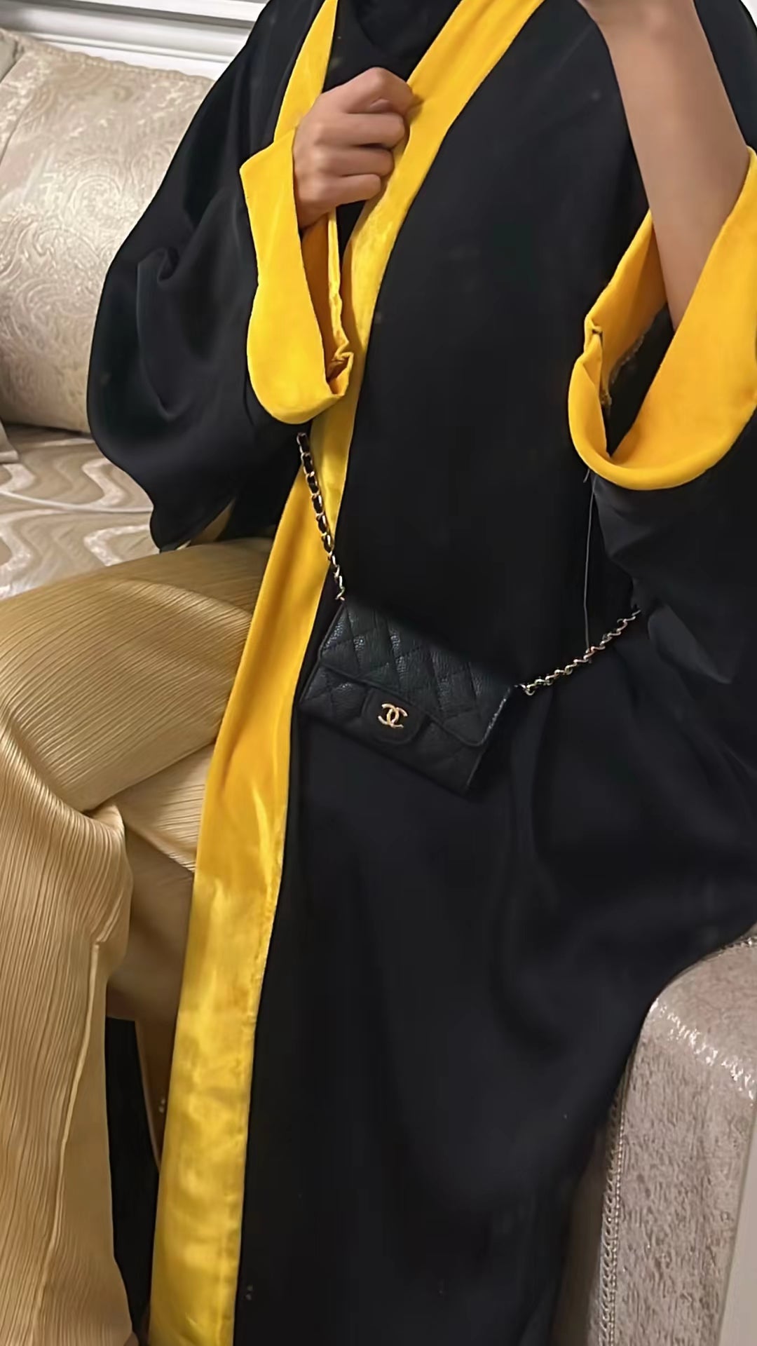 Kimono en satin de soie avec bordure en velours