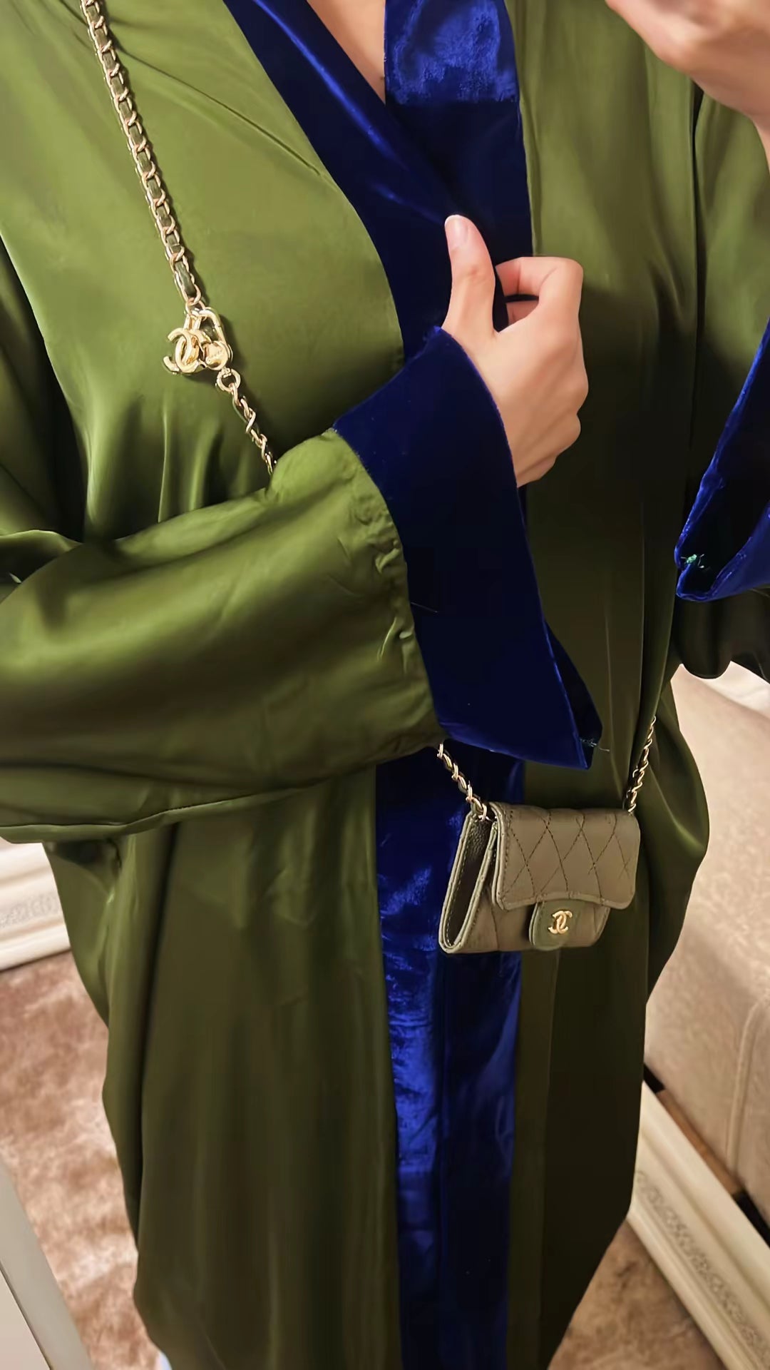 Kimono en satin de soie avec bordure en velours