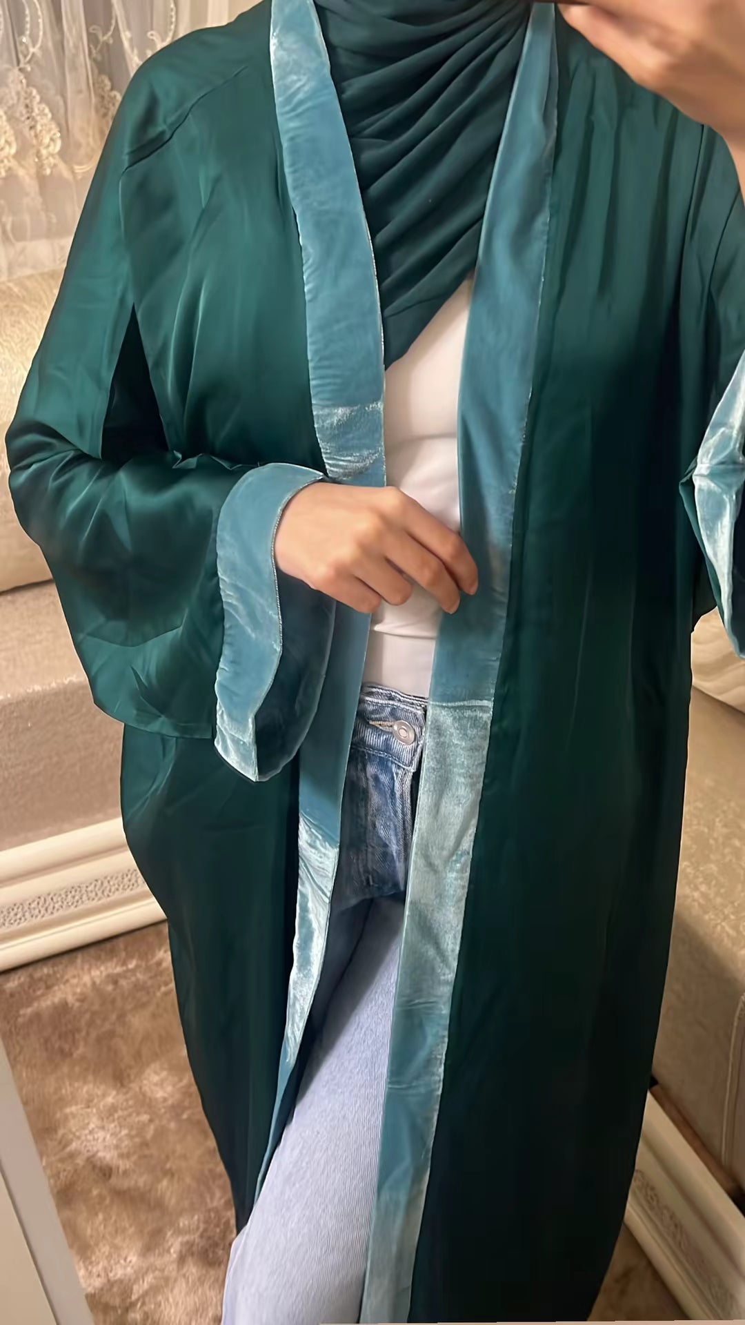 Kimono en satin de soie avec bordure en velours